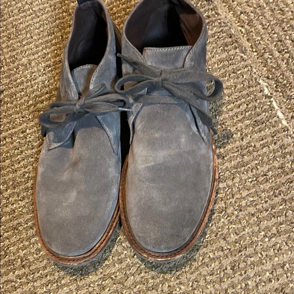 Men's Gray Suede Chukka Boots with Lace-Up Closure